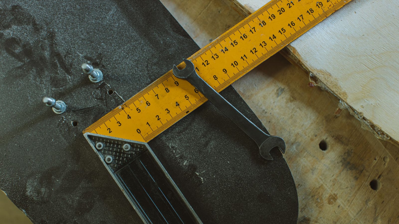 Precision measuring tools and a checklist used during instrument setup