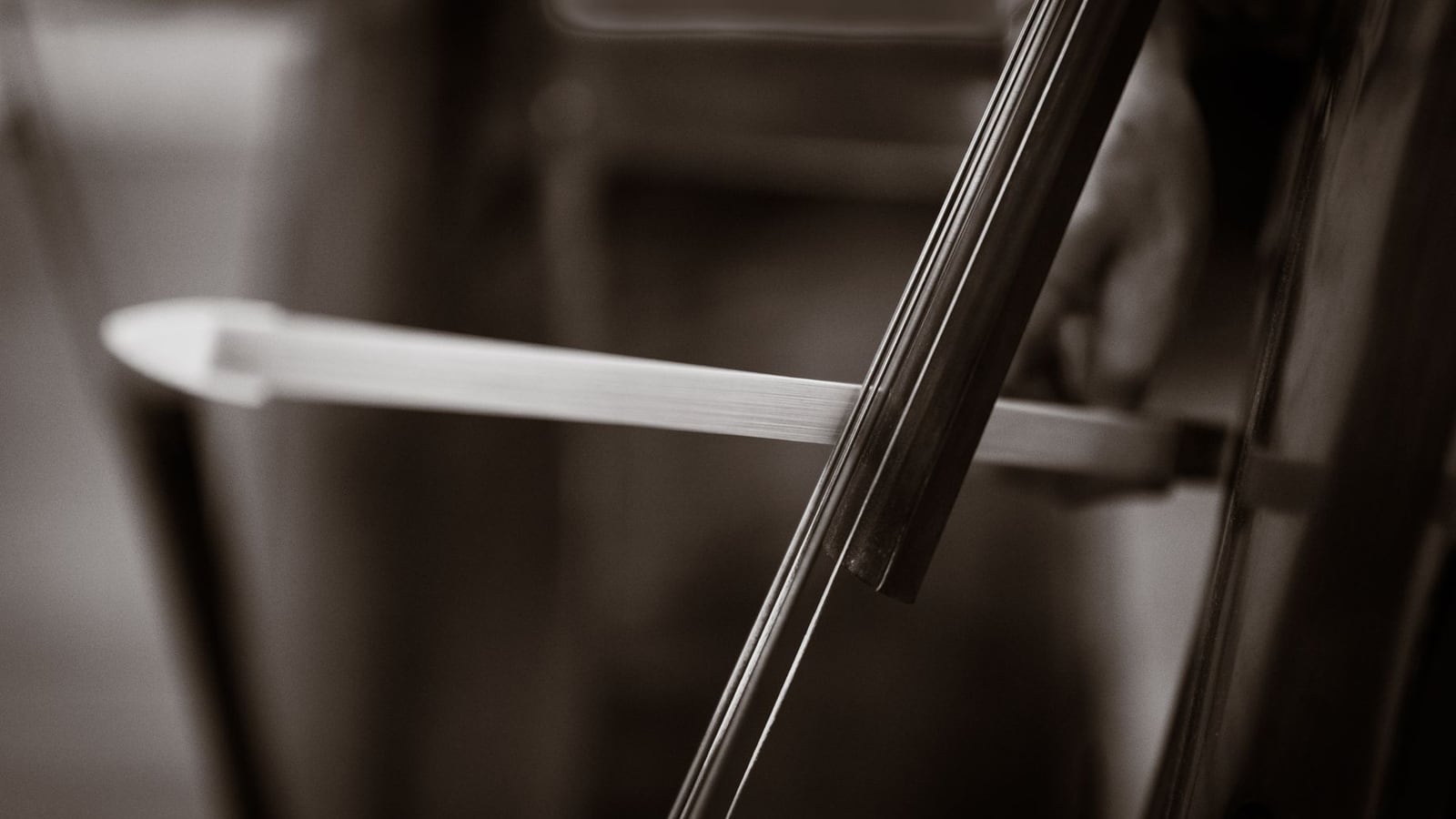 Comparison between worn and new violin bow hair for maintenance