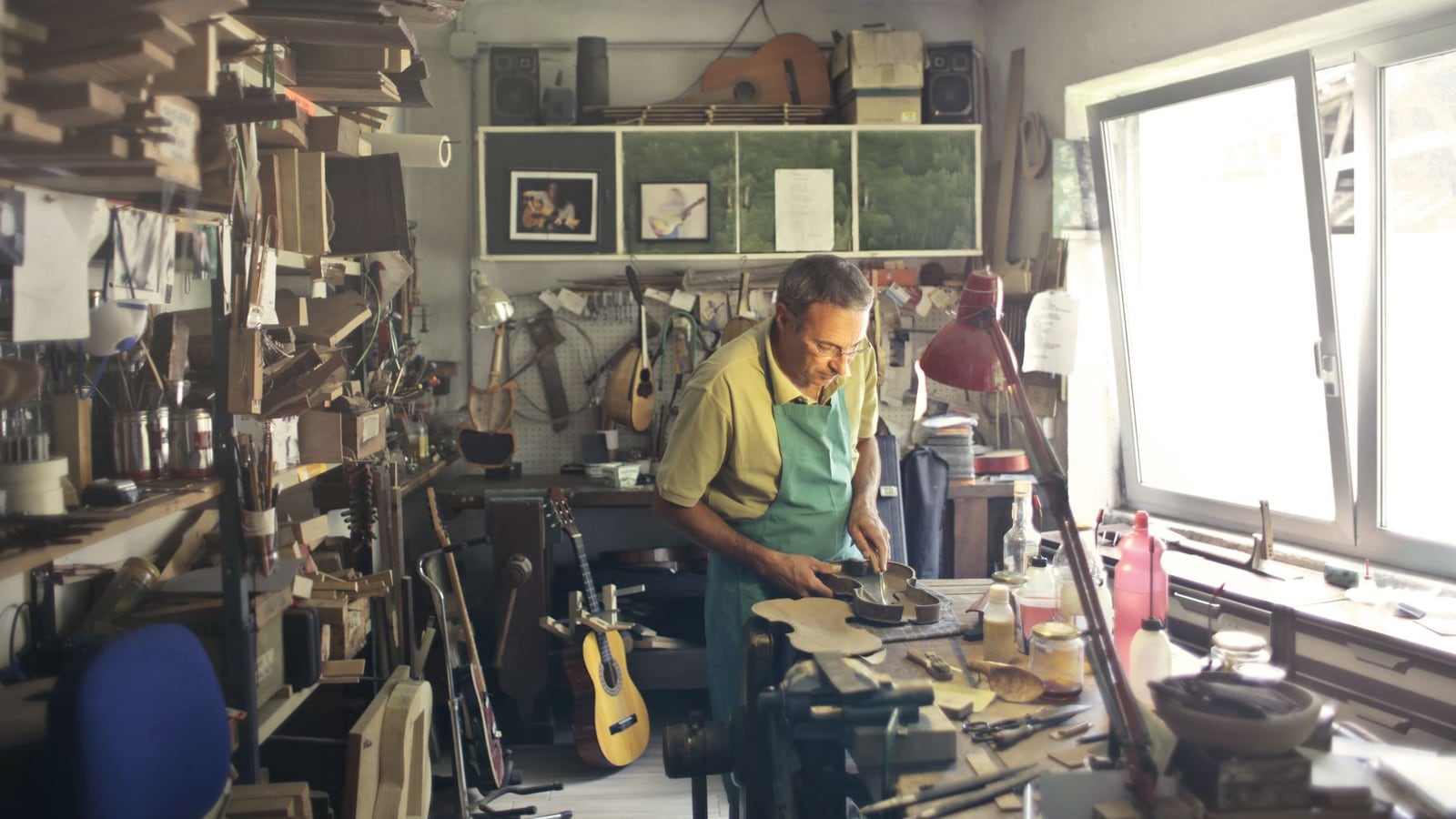 The professional team of luthiers at Bociwuumgroup workshop